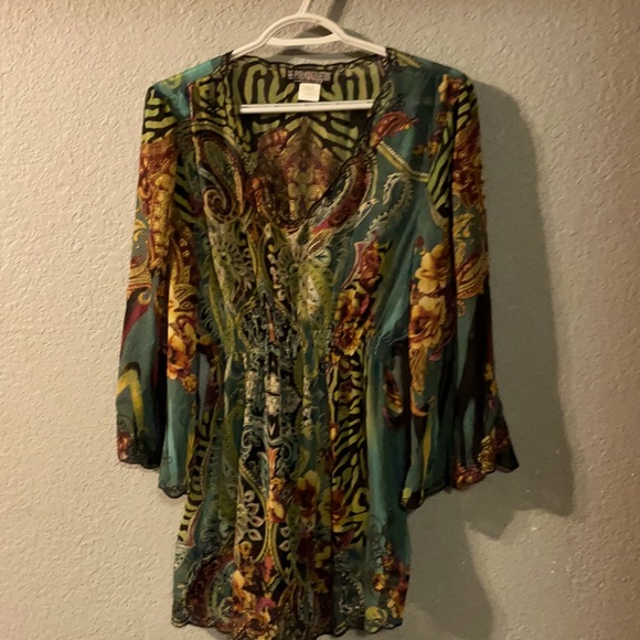 Lightweight, stylish Pyramid Collection top. - Picture 1 of 3